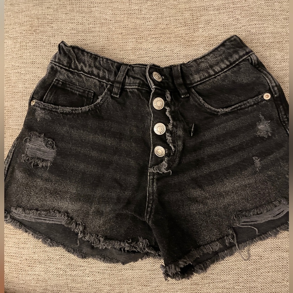 FRAYED DENIM SHORTS